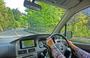 フロントガラスに傷やヒビがあると、車検に通らない？